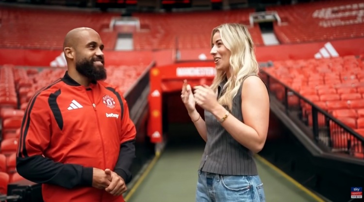 姆伯莫：弹钢琴时世界仿佛只剩我和音乐；大部分闲暇时间会玩游戏